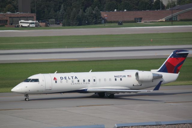 Canadair Challenger (N437SW) - Taxiing at MSP on 07/31/2011