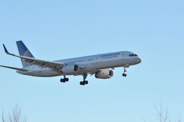 Boeing 757-200 (N19136) - COA75 arriving on runway 26 Goose Bay, Labrador