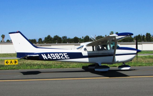 Cessna Skyhawk (N4982E) - Taxiing at Fullerton