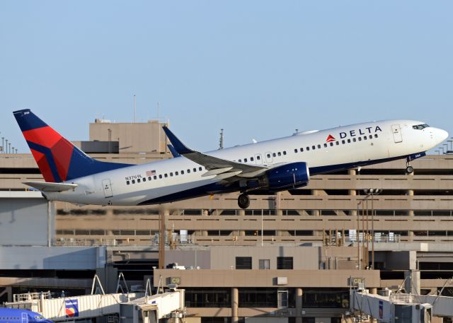 Boeing 737-800 (N3769L)