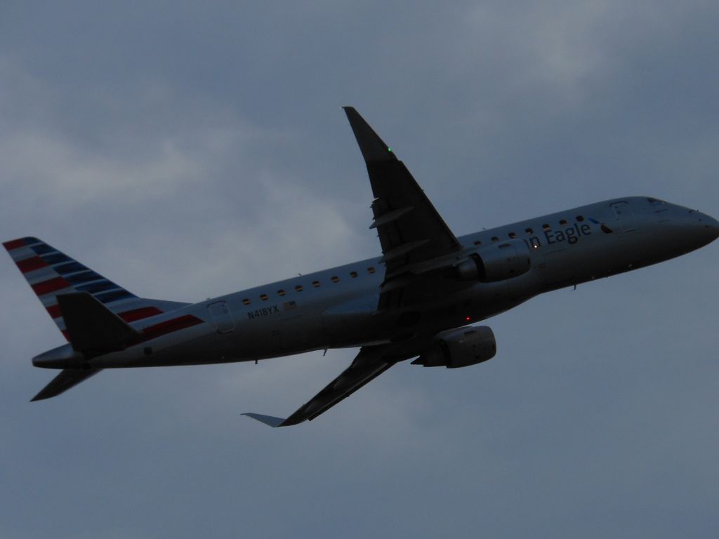 Embraer 170/175 (N418YX)