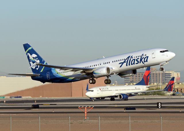 Boeing 737-900 (N236AK)