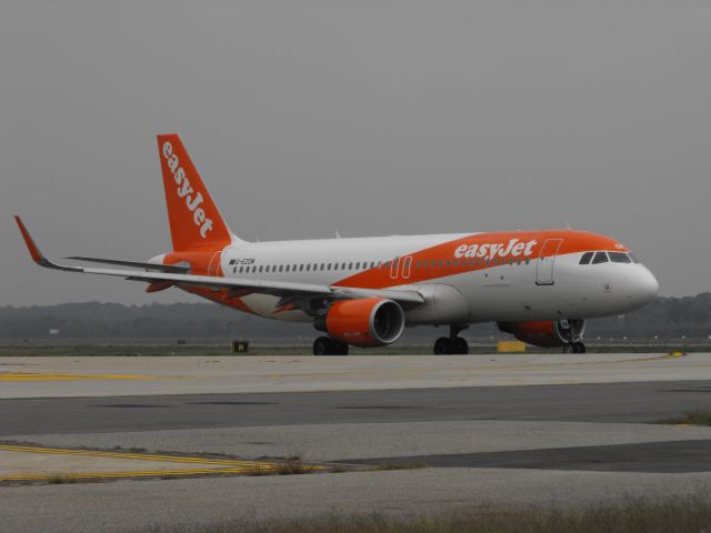 Airbus A320 (G-EZOM)