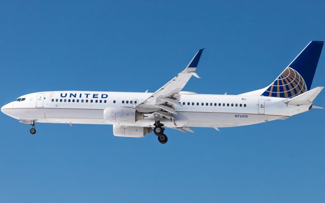 Boeing 737-800 (N76514)