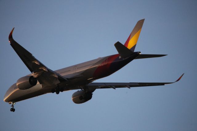 Airbus A350-900 (HL8382)