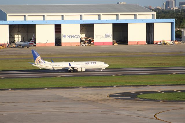 Boeing 737-900 (N37504) - UA2067 slowing down from KIAH.