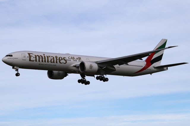 BOEING 777-300ER (A6-EGC)