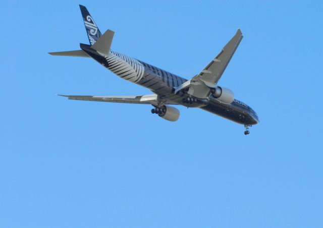 BOEING 777-300ER (ZK-OKQ) - The Air New Zealand 777 - 319 on display at the Wanaka Airshow