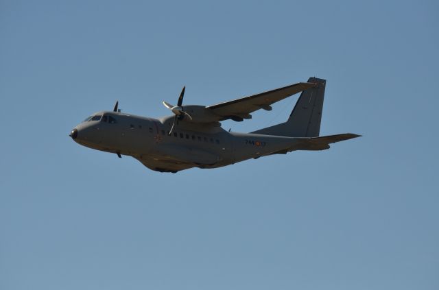 N74417 — - Un CN-235 de pasada sin tocar pista por el aeropuerto de Vigo (LEVX/VGO) el 19-04-2024