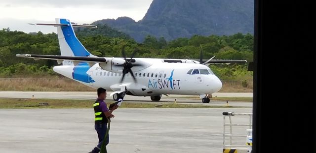 RP-C4202 — - Air Swift taxis in to El Nido, Palawan, Philippines 