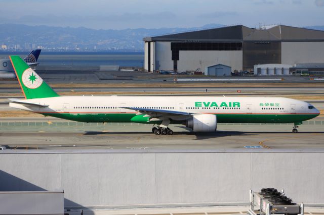 BOEING 777-300 (B-16711)