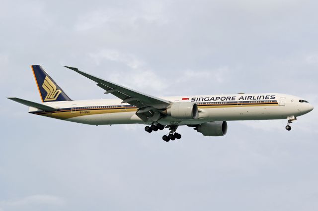 BOEING 777-300 (9V-SNC)
