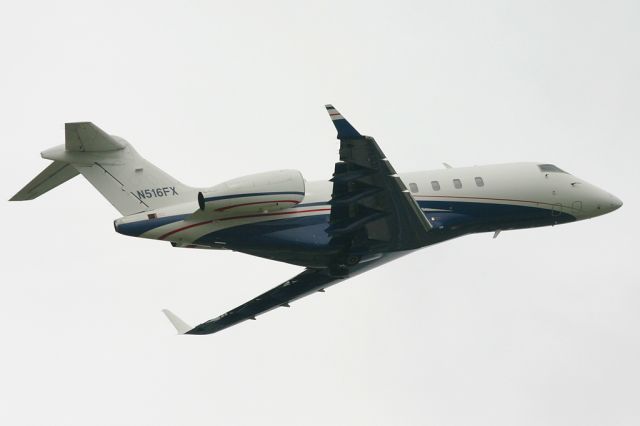 Bombardier Challenger 300 (N516FX)