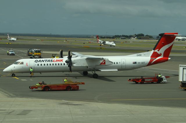 de Havilland Dash 8-400 (VH-QOT)