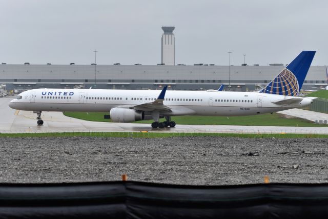 BOEING 757-300 (N57868) - 05-06-22 in the rain.