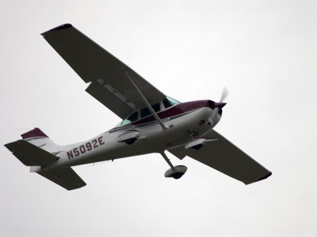 Cessna Skyhawk (N5092E) - Overflying the runway 08.