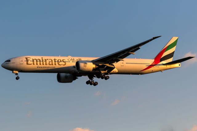 BOEING 777-300 (A6-ECI) - deep yellow evening sun