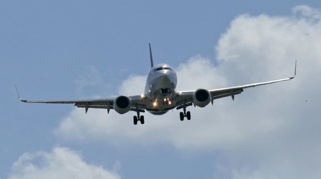 Boeing 737-700 — - On short final for Rwy 03L