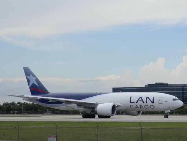 BOEING 777-200LR (N776LA)