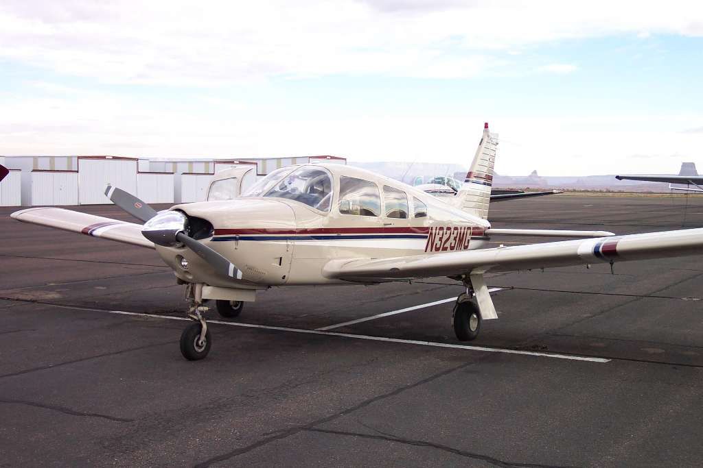 Piper Cherokee (N323MG)