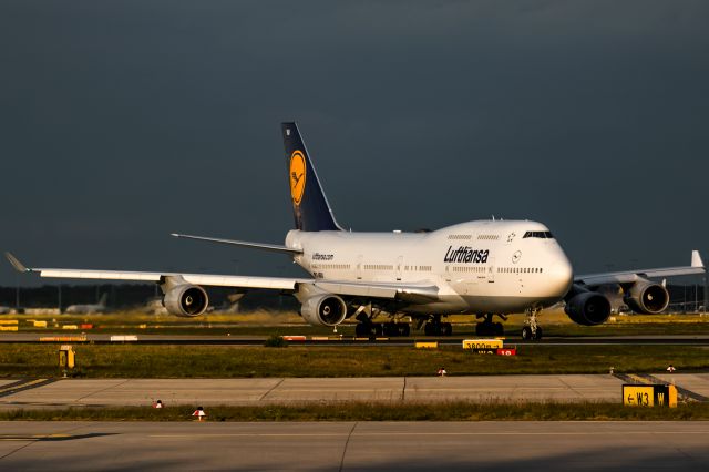 Boeing 747-400 (D-ABVU) - evening sun