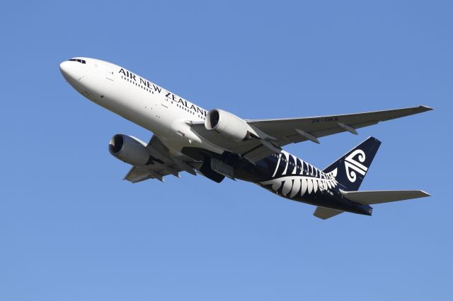 Boeing 777-200 (ZK-OKA) - Departing Auckland Rwy 05R