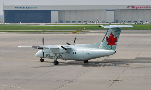 de Havilland Dash 8-100 (C-GONR) - Air Canada Express De Havilland Canada DHC-8-102 Dash 8 C-GONR in Toronto 