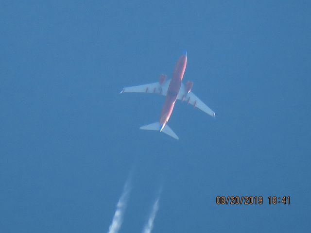 Boeing 737-800 (N8316H)