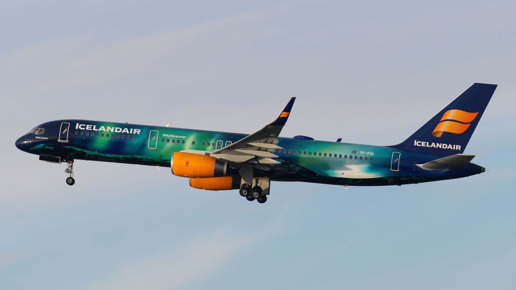 Boeing 757-200 (TF-FIU) - Aurelis Borealis , beter bekend als het Noorderlicht. Boeing 757-200 ICELANDAIR TF-FIU. Thanks IcelandAir for sending this one today at this sunnyday. Amsterdam 14-12-2014.