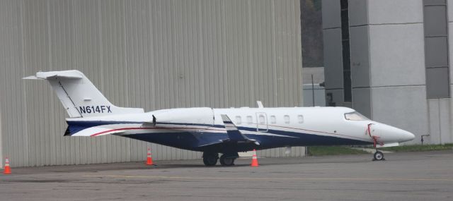 Learjet 40 (N614FX)