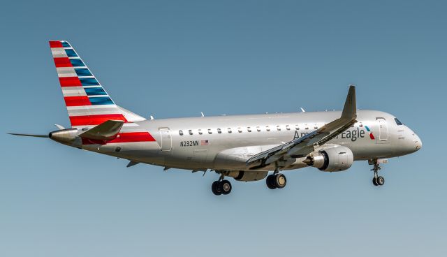 Embraer 175 (N232NN)