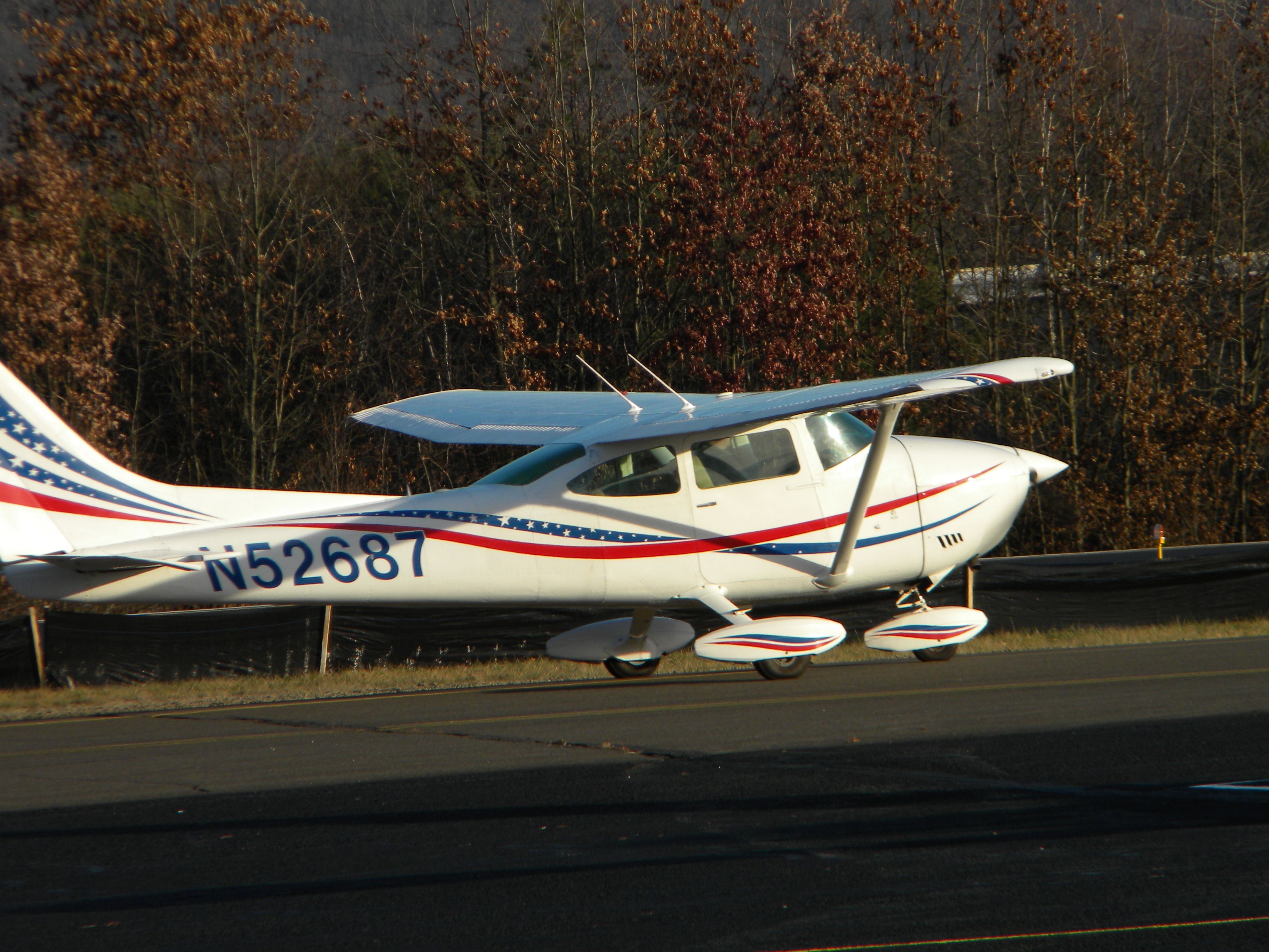 Cessna Skylane (N52687)