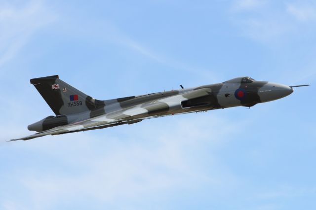 XH550 — - Vulcan performs flypast at Duxford Air Museum.