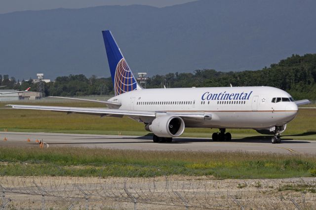 BOEING 767-200 (N67157)