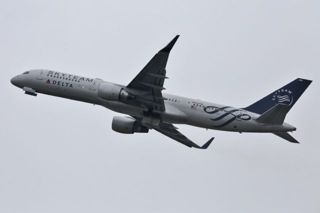 Boeing 757-200 (N722TW) - DAL449 off to Bogota in Colombia