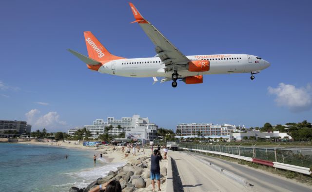 Boeing 737-800 (C-GBZS)