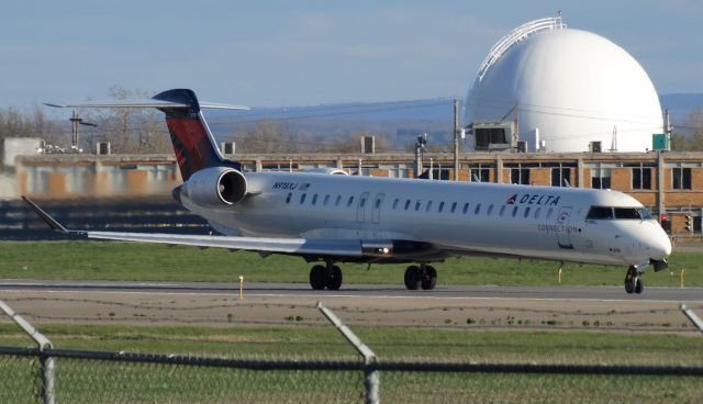 Canadair Regional Jet CRJ-900 (N918XJ) - CRJ900 departing runway 32