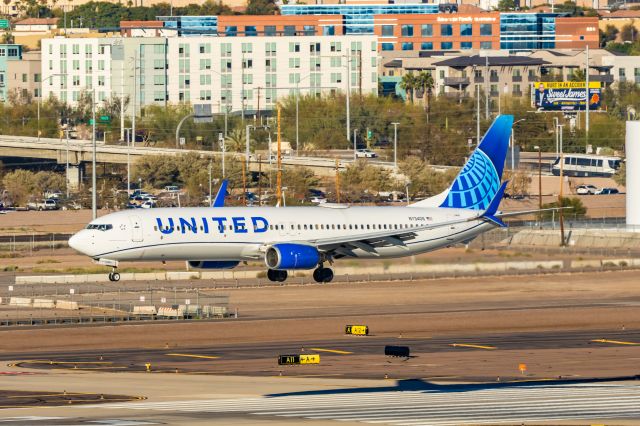 Boeing 737-900 (N73406) - A United Airlines 737-900 landing at PHX on 1/25/23. Taken with a Canon R7 and Tamron 70-200 G2 lens.