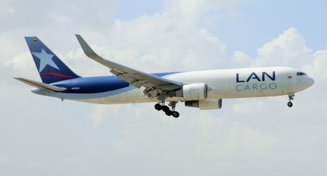 BOEING 767-300 (N418LA)