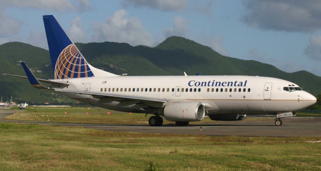 Boeing 737-700 (N13750)