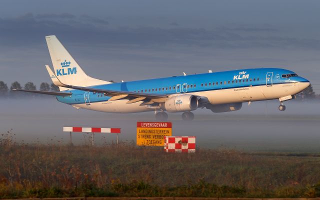 Boeing 737-800 (PH-BXM)