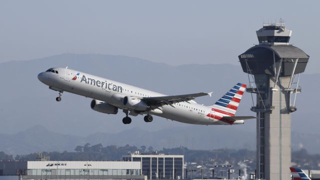 Airbus A321 (N914UY) - Departing LAX on 25R