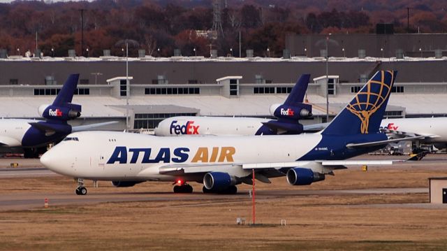 Boeing 747-400 (N446MC)