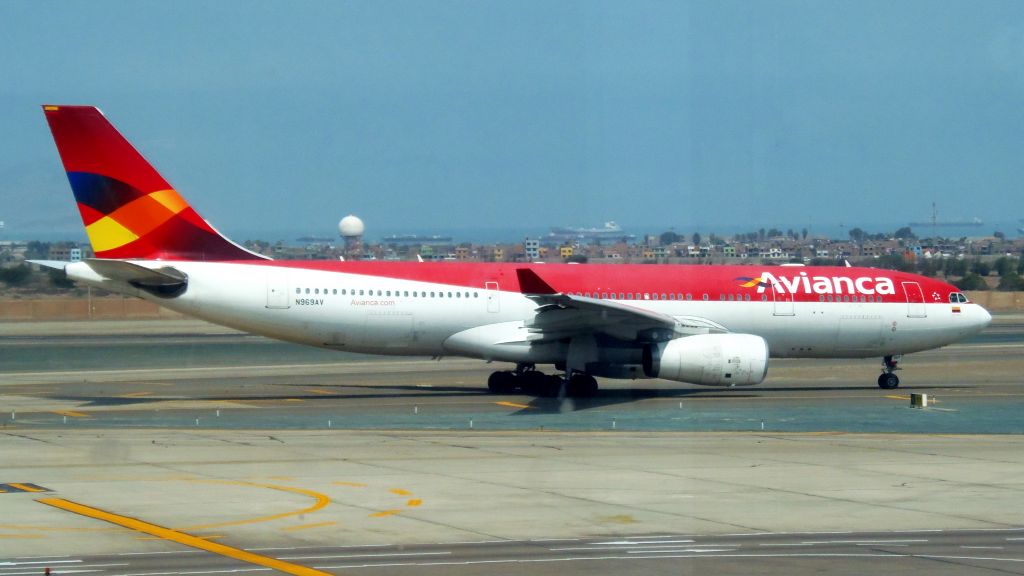 Airbus A330-200 (N696AV)