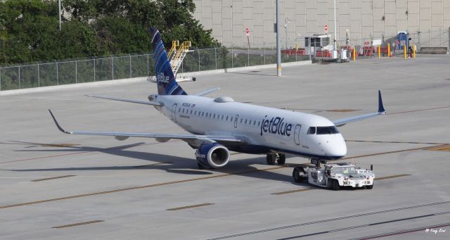 Embraer ERJ-190 (N339JB) - "BYO Nlue" on the evening of the 16th of June, 2018.