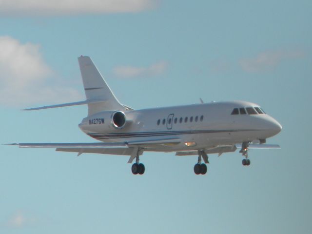 Dassault Falcon 2000 (N427GW) - N427GW landing at Bradley International Airport (KBDL) runway 33