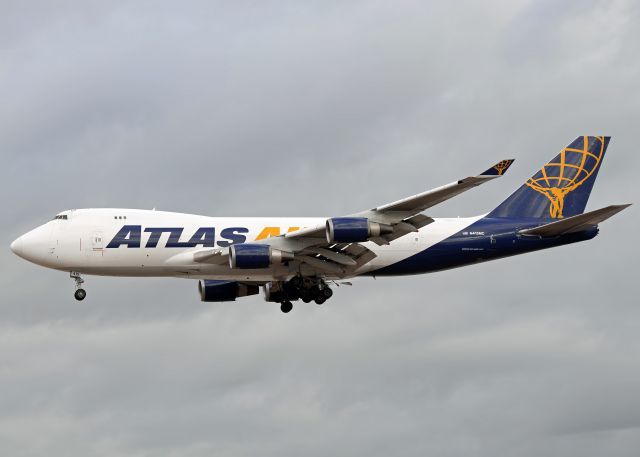 Boeing 747-400 (N415MC)