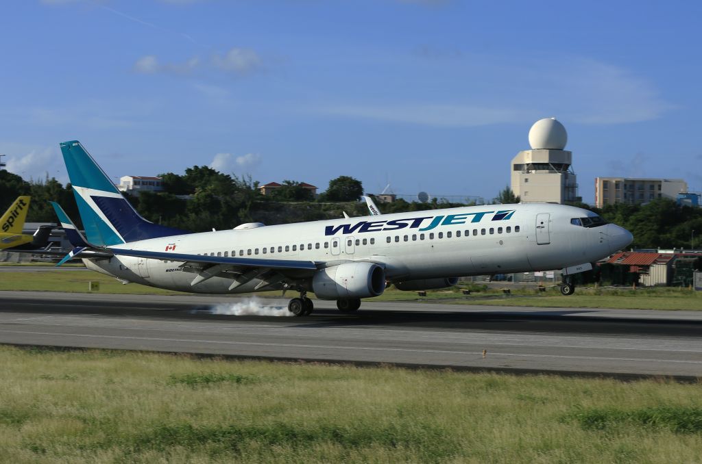 Boeing 737-800 (C-GZWS)
