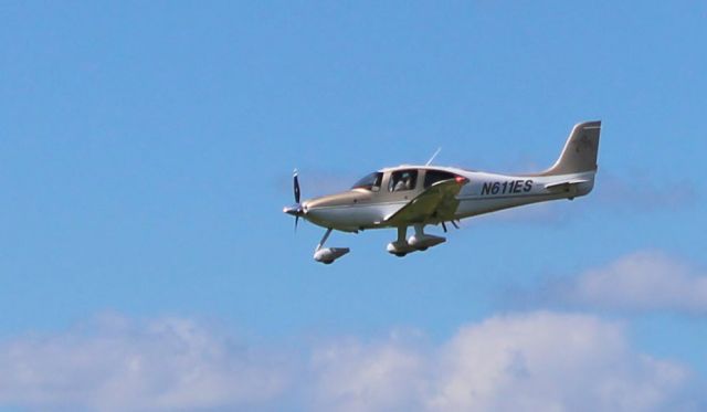 Cirrus SR-22 (N611ES) - On final is this 2008 Cirrus SR22 in the Summer of 2020.