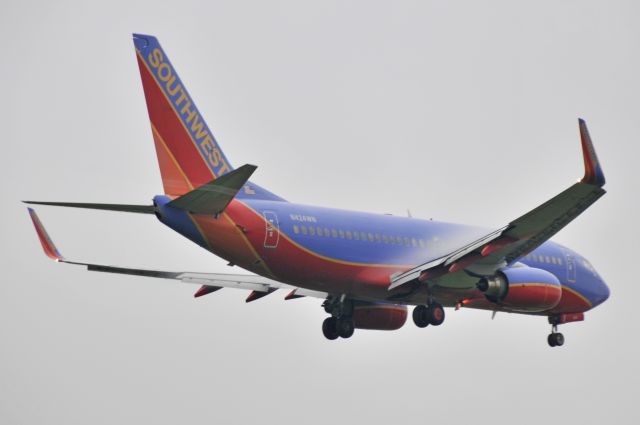 Boeing 737-700 (N424WN) - Seen at KBWI on 5/3/2009, a dark and rainy day.